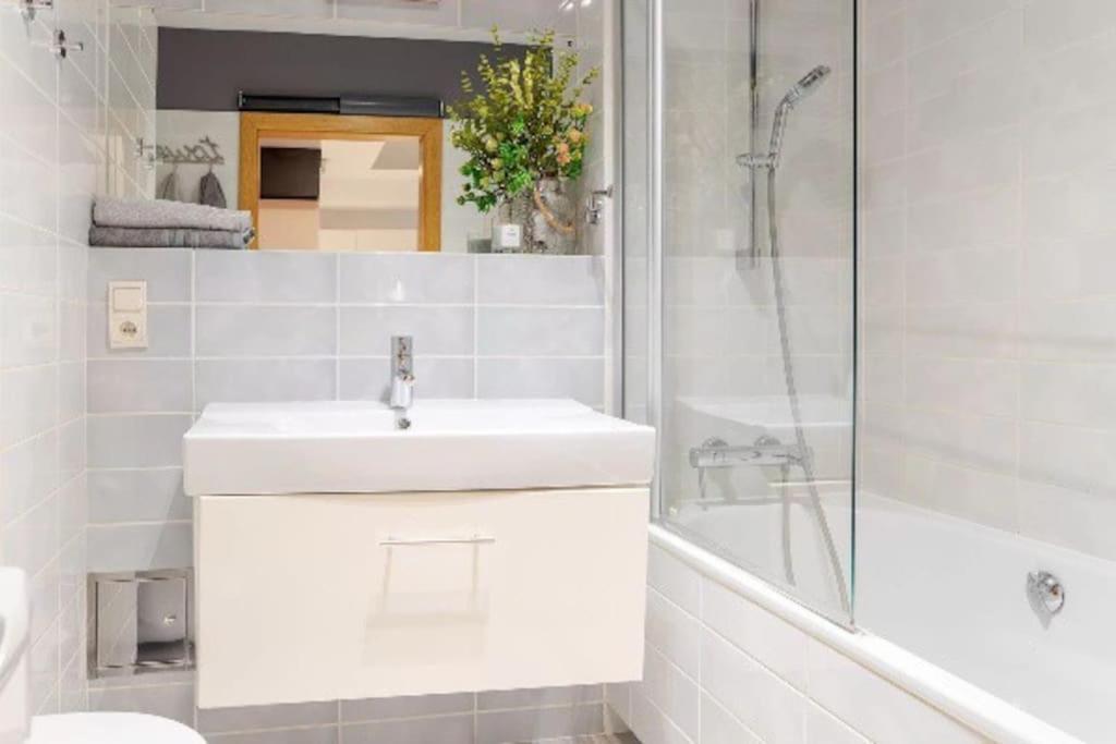 Uroczy Apartament - Angel City Краков Экстерьер фото